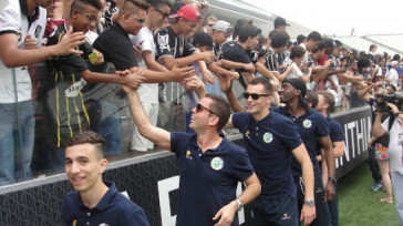 Jogadores do Corinthian-Casuals agradecendo a presença dos torcedores no treino