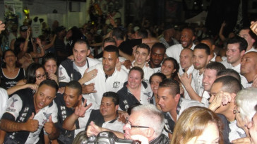 Jogadores do Corinthian-Casuals no ensaio da Gaviões da Fiel