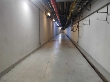 Túnel que passa por baixo do gramado do estádio