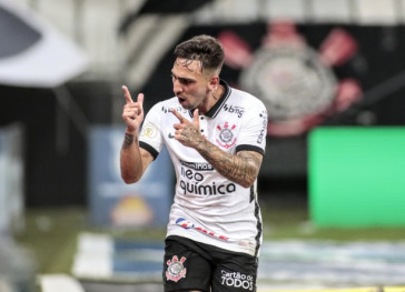Mosquito fez dois dos trs gols do Corinthians diante do Athletico-PR; atacante chegou a cinco tentos no Brasileiro 2020