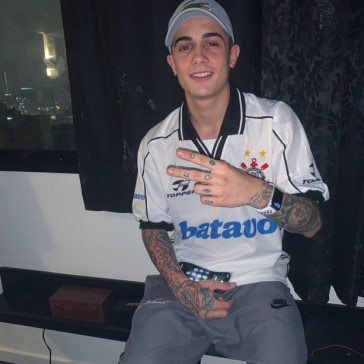 MC Hariel grava clipes com camisa do Corinthians e no esconde seu lado torcedor