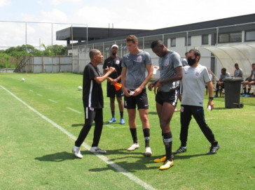 Alemão e Richard Caimmy recebem orientações na beira do gramado