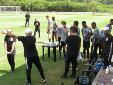 Elenco Sub-20 sendo orientado para atividade desta manhã