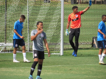 Luis Mandaca durante atividade integrada com o Sub-17 neste sábado