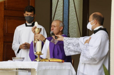 Padre Mrcio Leito celebrou missa de reabertura na Capela So Jorge