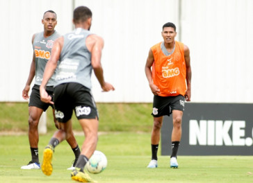 Antony (à direita) ao lado de Raul Gustavo em treino desta manhã