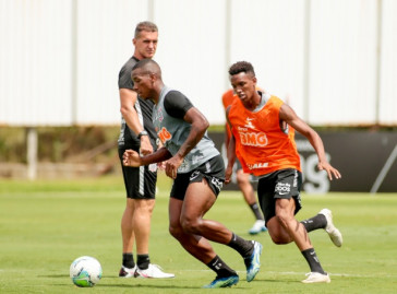 Mancini observa Xavier e Cauê em atividade desta segunda
