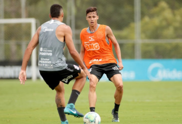 Matheus Araújo em atividade no CT Joaquim Grava nesta segunda-feira