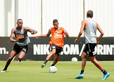 Raul Gustavo e lateral-direito Igor Formiga em atividade