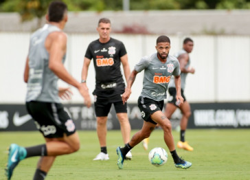 Vitinho em ação durante treino no CT nesta segunda de manhã