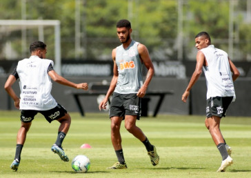 Zagueiro John e meia Rodrigo Varanda ao lado de Everaldo durante atividade no CT