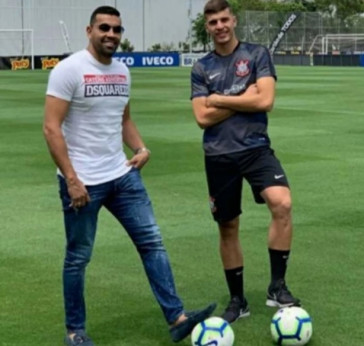André Santos tem um terceiro jogador sob contrato com o Corinthians; trata-se de Eduardo Tanque, de 18 anos, que tem um dos contratos mais longos registrados pelo clube na CBF