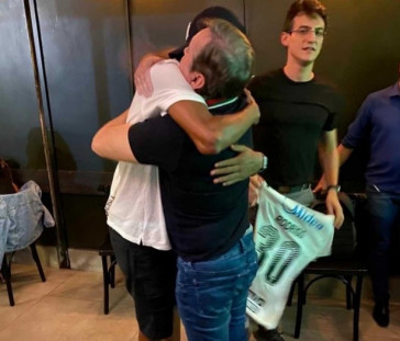 Fernando Garcia, um dos sócios da Elenko Sports, com o jovem atacante Rodrigo Varanda