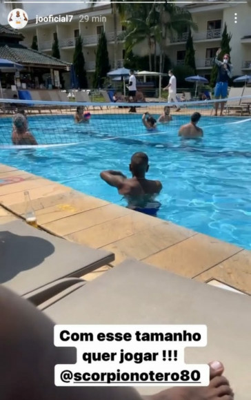 Jô postou Stories com Otero em resort