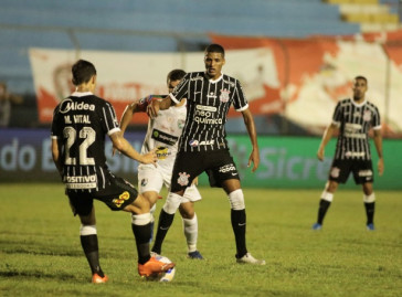 Mateus Vital e Rodrigo Varanda em a��o no duelo entre Corinthians e Salgueiro