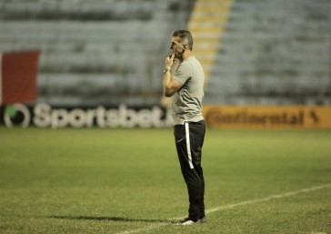 Vagner Mancini durante primeiro tempo de jogo contra o Salgueiro