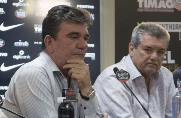 Andrs Sanchez (ex-presidente) e Matias Romano vila (ex-diretor financeiro) durante coletiva em 2020; boa parte dos descumprimentos das regras comeou na ltima gesto