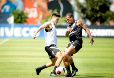 Roni, de 21 anos, batendo de frente com Otero, de 28, no treino do Corinthians