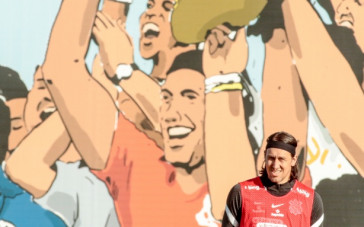 Cássio treina com uma gravura sua ao fundo em bela imagem no CT