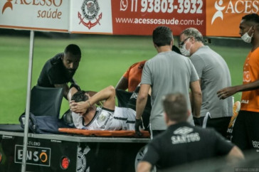 Danilo Avelar se lesionou em um clássico contra o Santos pelo Brasileirão 2020