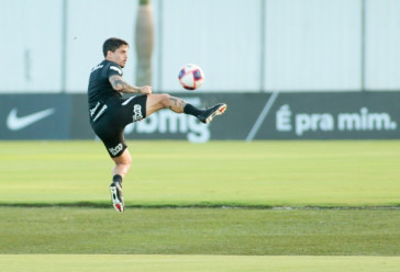 Fagner tenta domínio durante treinamento da equipe no CT
