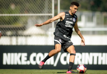 Lo Santos vem usando a cinta abaixo do joelho esquerdo, que no  o joelho operado duas vezes em 2019