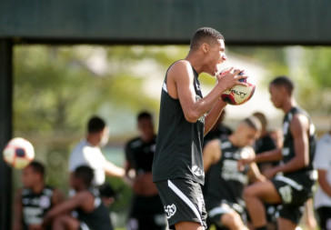 Rodrigo Varanda  registrado tentando "morder" a bola durante o treino