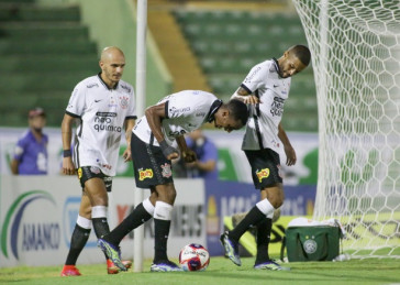 Cau� comemora com Vitinho e F�bio Santos seu gol contra o Guarani, em Campinas