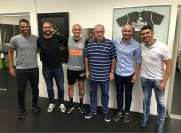 Fernando Lazaro (CIFUT), Danilo (novo técnico do Sub-23), Fábio Santos, Roberto de Andrade (diretor de futebol), Alessandro Nunes (gerente de futebol) e Alex (coordenador técnico da base) no CT do Corinthians