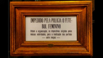 Parte da exposição sobre a proibição do futebol feminino no Museu do Futebol, no Estádio do Pacaembu