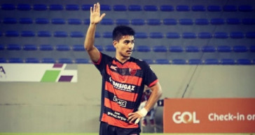 Fabrício Oya tem 19 jogos pelo Oeste no currículo