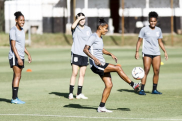 Bell, Tosti e Duda Mineira observam Grazi em treino do Corinthians