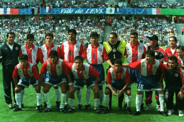 Ayala, com a camisa 5, está entre o centroavante José Cardozo e o goleiro Chilavert, em foto posada antes do jogo contra a França, na Copa de 1998 - Gamarra é o segundo da esquerda para a direita