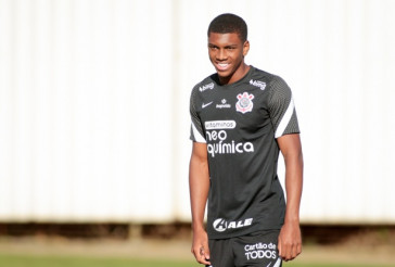 Clima no treino parece descontraído; Felipe foi um dos flagrados sorrindo
