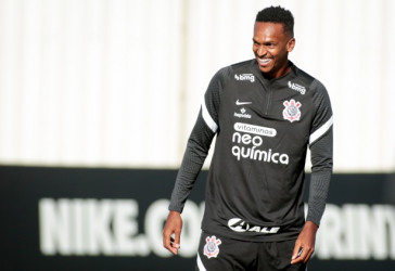 J tambm apareceu sorrindo depois de voltar a marcar