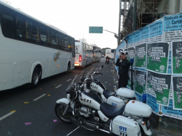 Ônibus alugados pela CVC para levar torcedores do Corinthians no centro de Buenos Aires, horas antes de a bola rolar na Bombonera