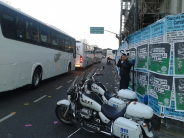 nibus alugados pela CVC para levar torcedores do Corinthians no centro de Buenos Aires, horas antes de a bola rolar na Bombonera