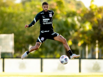 Vitinho também apareceu finalizando no alto