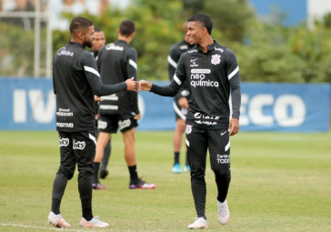 Mais uma dupla: Vitinho e Léo Natel durante a atividade desta manhã