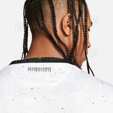 Grafite aparece atrás da camisa
