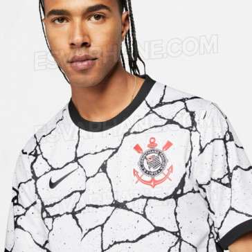 Modelo foge do comum para as camisas principais do Corinthians