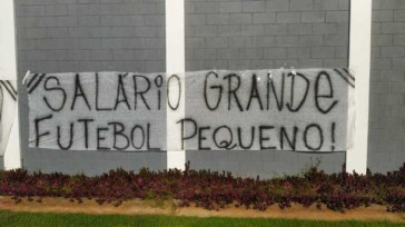 Organizada evitou aglomeração, mas colocou cartazes na frente do CT