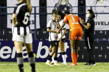 Tainá se lesionou, recebeu o atendimento médico e tentou voltar a jogo, mas teve que deixar o gramado de maca