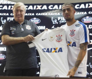 Gabriel ao lado do ex-diretor Flávio Adauto em apresentação no Corinthians em 2017