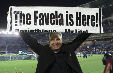 Técnico Tite levantou placa em homenagem à torcida após conquista do Mundial de Clubes em 2012