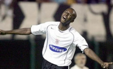Pela equipe principal do Corinthians, Marcus Vinicius atuou no ano de 2003 e entre os anos de 2005 e 2007; defensor atuou 55 jogos, com três gols