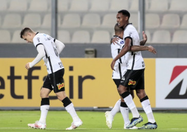 Cau� comemorando seu gol contra o Huancayo, pela Sul-Americana