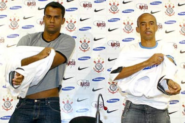 Ricardinho (à direita) durante apresentação no Corinthians em julho de 2007, ao lado de Júnior Negão; ex-volante atuou apenas oito jogos pelo Corinthians