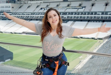 A funcionária do Corinthians já experimentou a tirolesa da Neo Química Arena