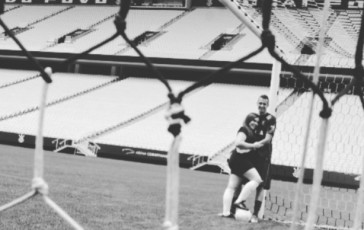 Casal durante ensaio no estádio corinthiano